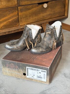 Circle G Distressed Black and Tan Fringe Booties